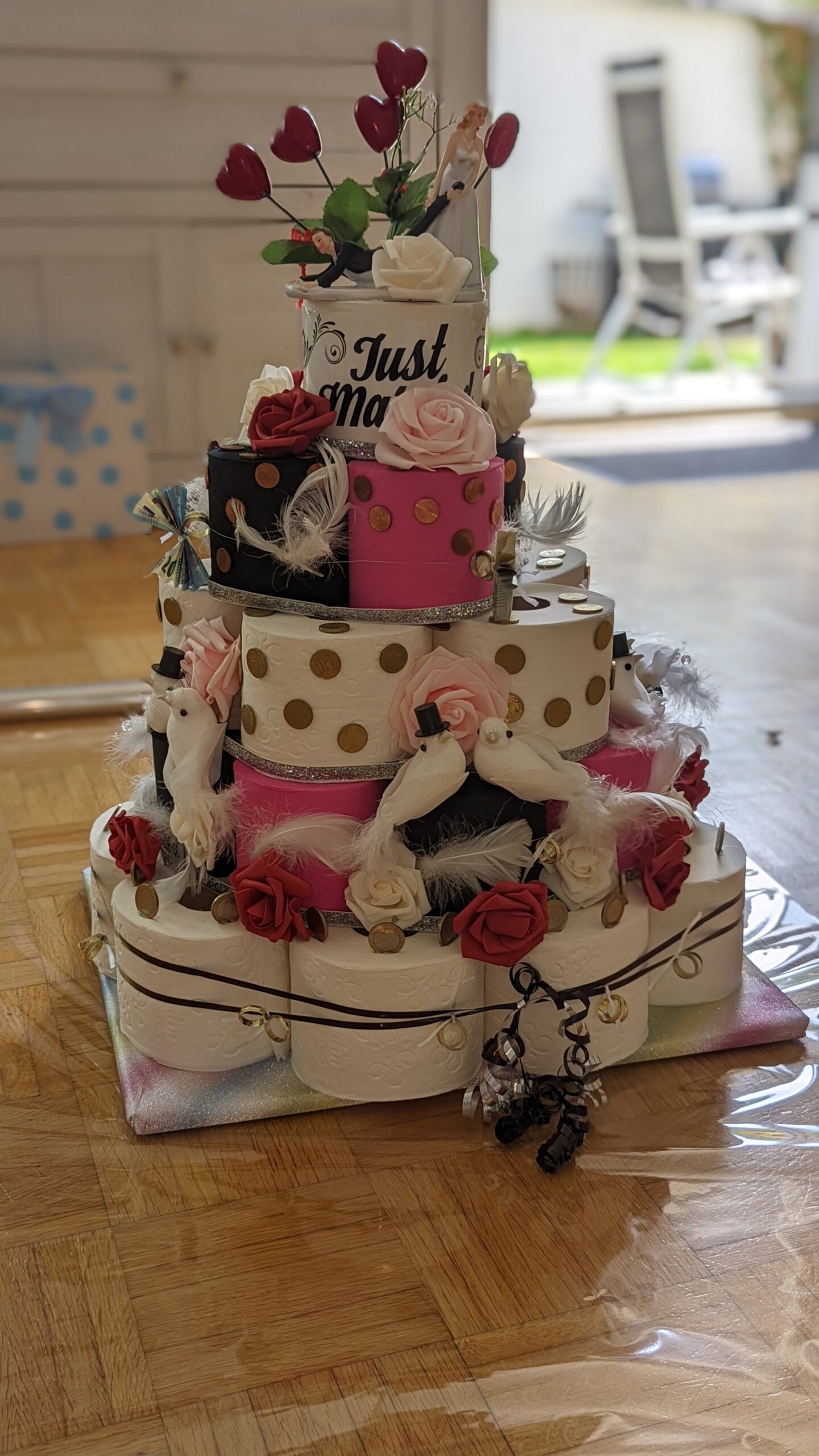 Hochtzeitstoilettentorte schwarz-pink-weiß