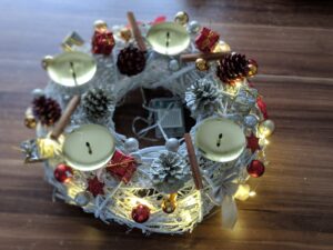 Adventskranz Holz rot/gold