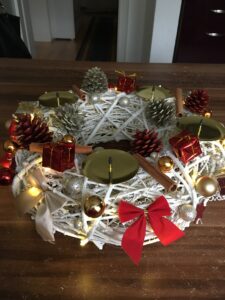 Adventskranz Holz rot/gold