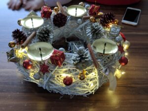 Adventskranz Holz rot/gold
