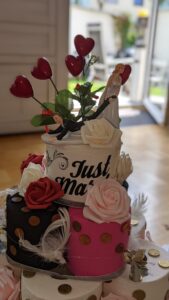 Hochzeitstoilettenpapiertorte schwarz/pink