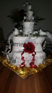 Toilettenpapiertorte Hochzeit gold