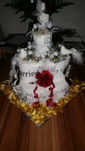 Toilettenpapiertorte Hochzeit gold